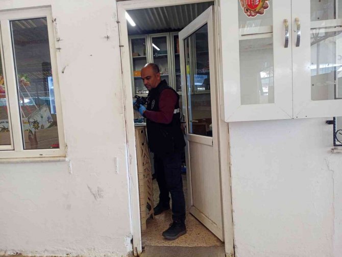 Çay Evinde Para Bulamayan Hırsızlar Çikolata Ve Gazoz Çaldı