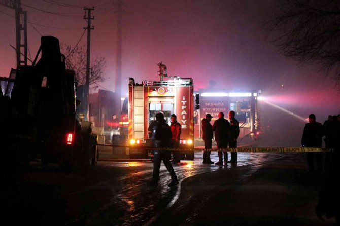 Geri Dönüşüm Fabrikasında Korkutan Yangın: 1 İtfaiye Eri Yaralandı