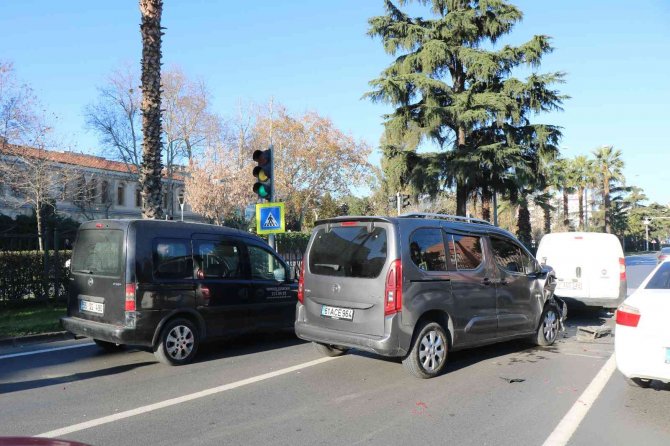 Hafif Ticari Araç Kırmızı Işıkta Duran Araçlara Çarptı: 1 Yaralı