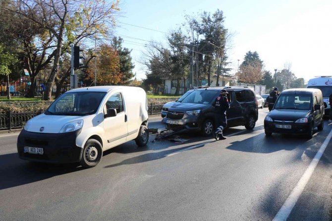 Hafif Ticari Araç Kırmızı Işıkta Duran Araçlara Çarptı: 1 Yaralı