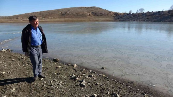 Düşen Hava Sıcaklıkları Nedeniyle Gölet Yüzeyi Buz Tuttu