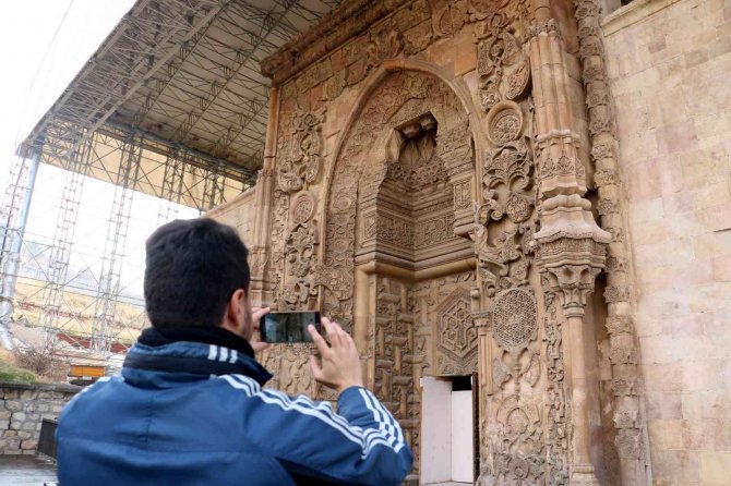 Bir Kapısının Anlatımı 1,5 Saat Sürüyor, Dinleyenler Gözyaşlarına Hakim Olamıyor