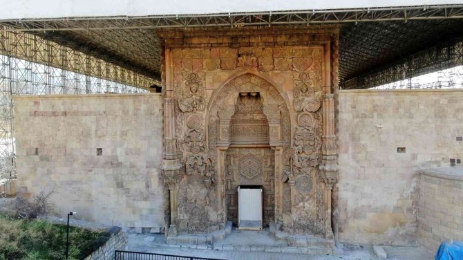 Bir Kapısının Anlatımı 1,5 Saat Sürüyor, Dinleyenler Gözyaşlarına Hakim Olamıyor