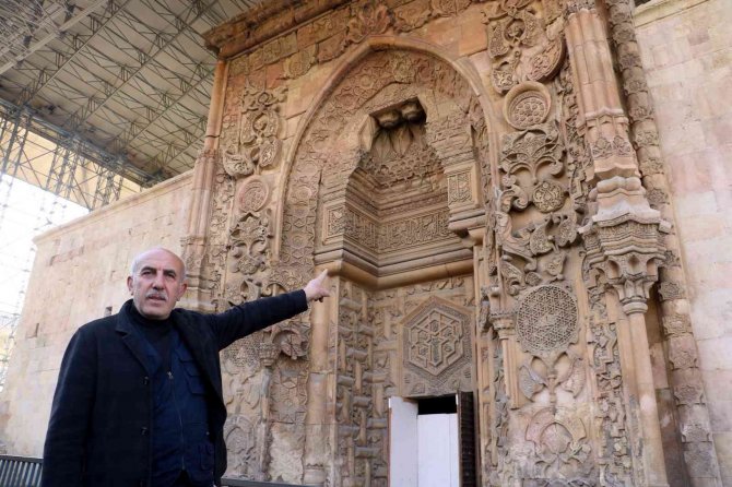 Bir Kapısının Anlatımı 1,5 Saat Sürüyor, Dinleyenler Gözyaşlarına Hakim Olamıyor