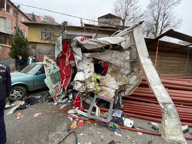 Beykoz’da Duvara Çarpan Kamyon Metrelerce Sürüklendi: 2 Ağır Yaralı