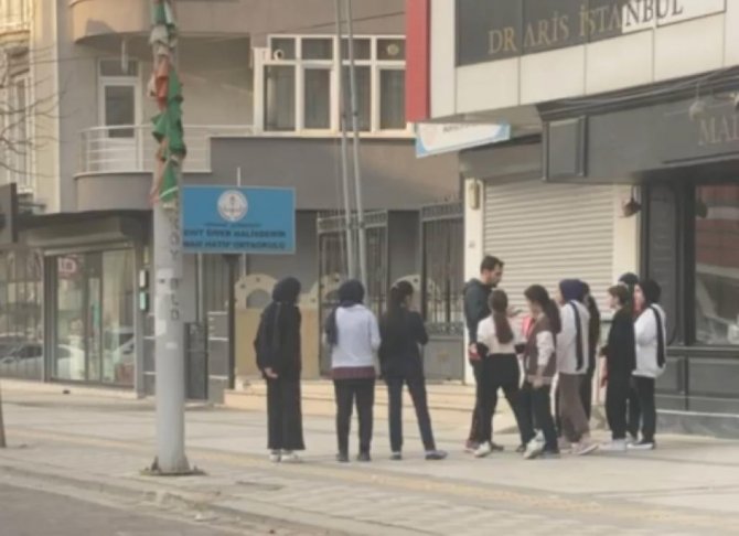 Sokak Ortasında Beden Eğitimi Dersi Görüyorlar