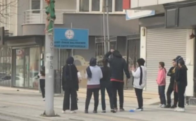 Sokak Ortasında Beden Eğitimi Dersi Görüyorlar