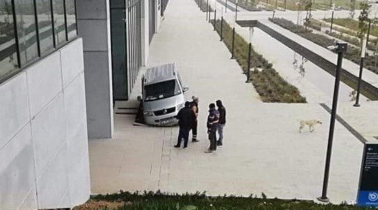 Büyükşehrin Milyonluk Binasının Çevresi Çöküyor