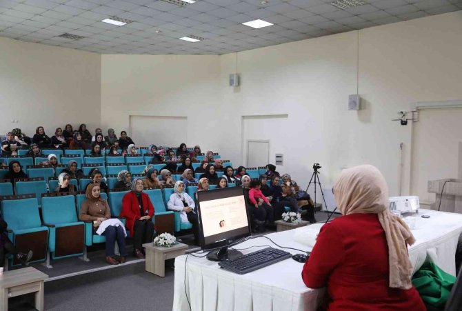 Van Büyükşehir Belediyesi Kadınlar İçin Hijyen Semineri Düzenledi