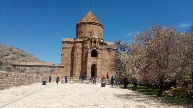 2022 Yılında 260 Bin Kişi Akdamar Adası’nı Ziyaret Etti