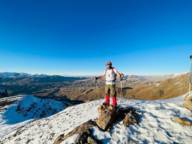 Kelespi Dağı’na Tırmanan Dağcılar, Tarihi Yapılara Rastladı