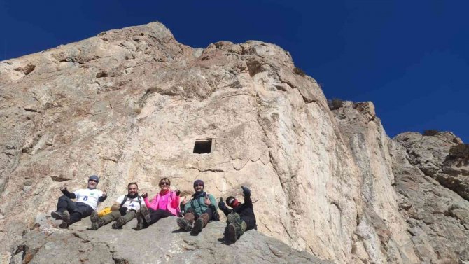Kelespi Dağı’na Tırmanan Dağcılar, Tarihi Yapılara Rastladı