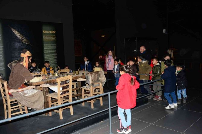 Öğrenciler Kentin Tarihi Ve Kültürel Yerlerini Gezdi