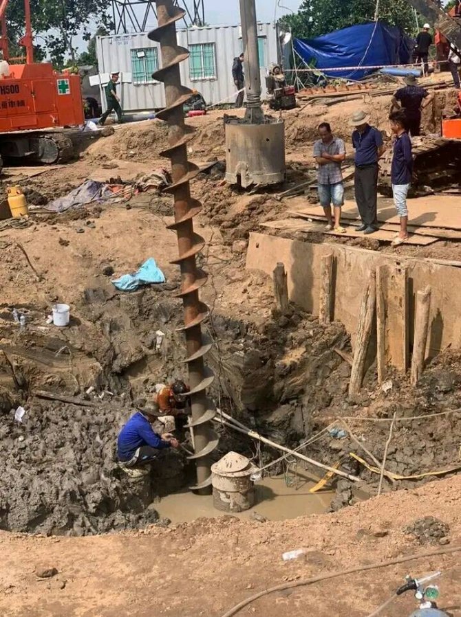 Vietnam’da 35 Metre Derinliğindeki Sütunun İçine Düşen Çocuktan Kötü Haber