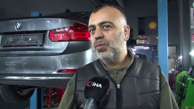 Ekspere Getirilen Araç Motoru Patlayınca Yangın Tüpü İle Müdahale Eden Vatandaş O Anları Anlattı