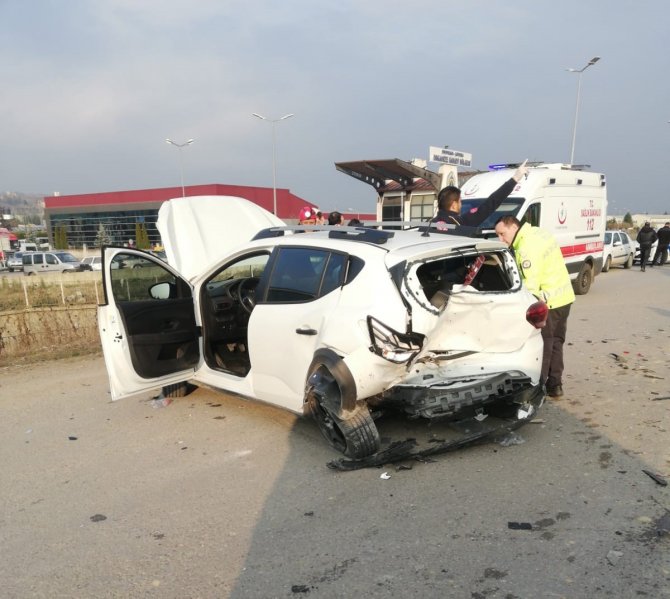 Aniden Yola Çıkınca Zincirleme Kazaya Neden Oldu: 6 Yaralı