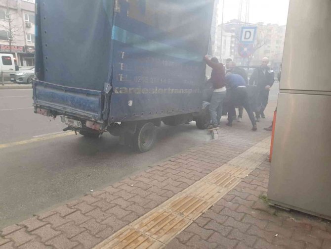 Hareket Halindeki Kamyonet Alev Aldı