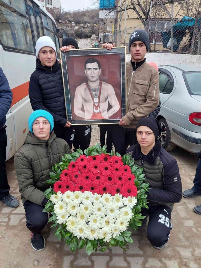 Efsane Güreşçi Hamit Kaplan, Mezarı Başında Dualarla Anıldı