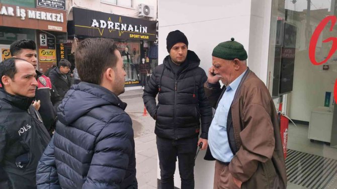 ’Dolandırıcılardan Kurtaracağız’ Deyip Yaşlı Adamı Dolandırdılar