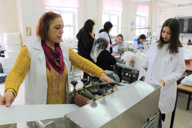 Okuldaki Maske Makineleriyle ’Bez Terlik’ Üretiyorlar