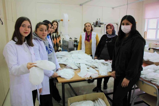 Okuldaki Maske Makineleriyle ’Bez Terlik’ Üretiyorlar