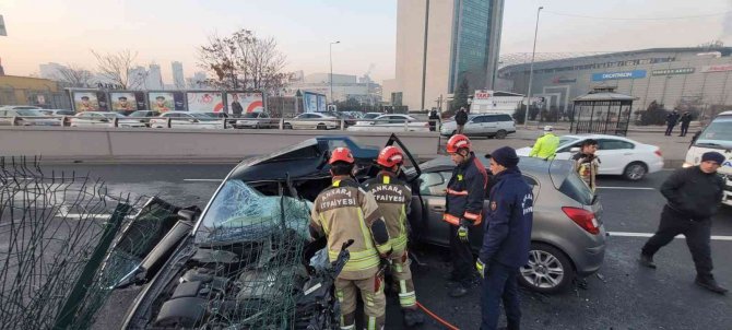 Ankara’da Refüje Çarpan Otomobile Başka Bir Araç Çarptı: 1 Ölü, 1 Yaralı