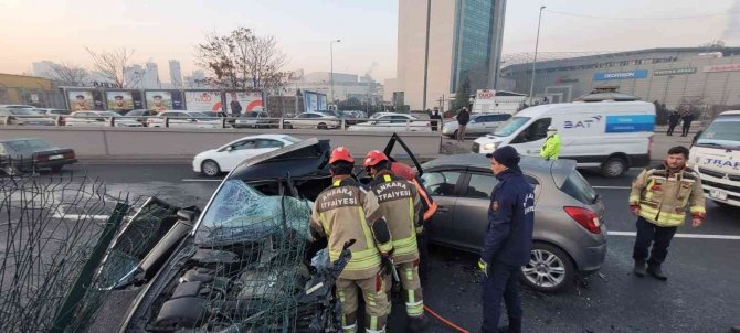 Ankara’da Refüje Çarpan Otomobile Başka Bir Araç Çarptı: 1 Ölü, 1 Yaralı