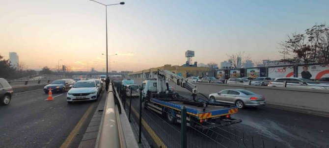 Ankara’da Refüje Çarpan Otomobile Başka Bir Araç Çarptı: 1 Ölü, 1 Yaralı