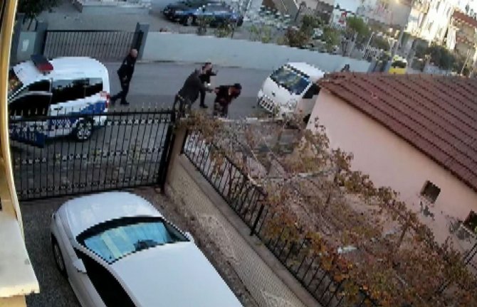 İ̇hbara Giden Polislere Önce Taşla Saldırdı, Ardından Yere Düşen Polis Memurunu Bıçakladı
