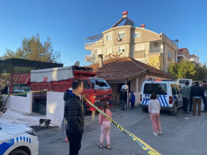 İ̇hbara Giden Polislere Önce Taşla Saldırdı, Ardından Yere Düşen Polis Memurunu Bıçakladı