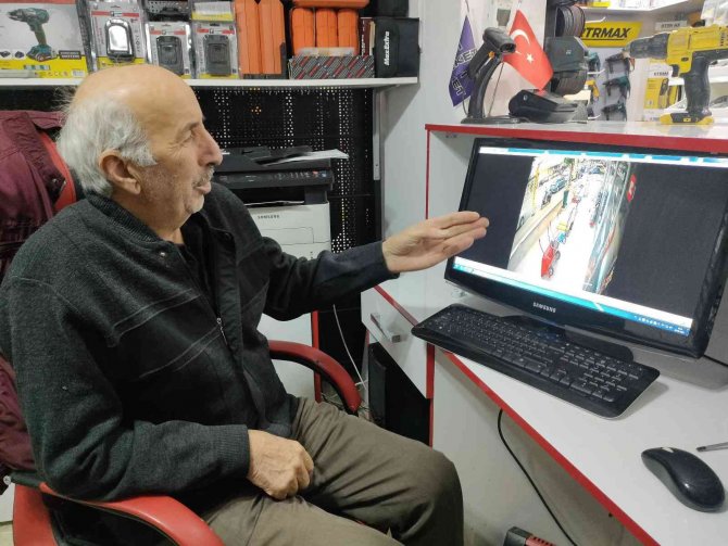 Üzerinde Oturup, Aynasında Saçını Düzelttiği Elektrikli Bisikleti Kaşla Göz Arasında Çaldı