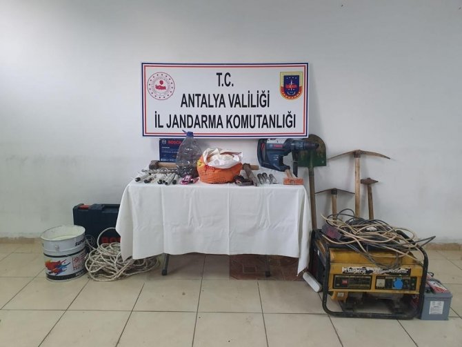 Kaçak Kazıya Jandarmadan Eş Zamanlı Operasyon: 12 Gözaltı