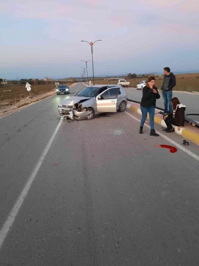 Köpeğe Çarpmamak İçin Direksiyonu Kırdı, Aydınlatma Direğine Çarptı