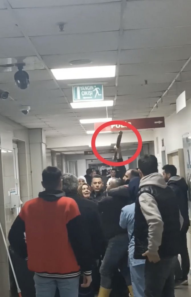 Balkondan Düşen Kadın Hayatını Kaybetti, Aileler Hastanede Birbirine Girdi