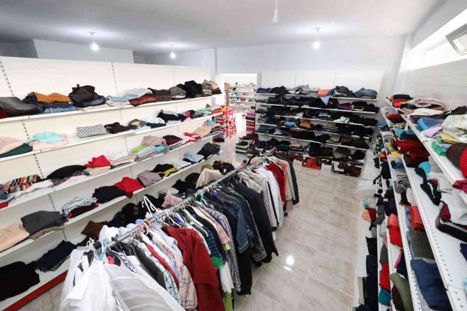 Başiskele’de Çocuklara Mont Yardımı