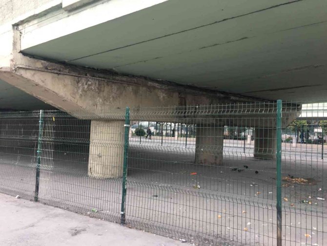 Bayrampaşa’da İ̇bb Tarafından Yapılan Köprü Bakımsızlık Nedeniyle Tehlike Saçıyor