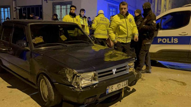 Aracıyla Bina Duvarına Ve Park Halindeki Otomobile Çarpan Sürücü Firar Etti