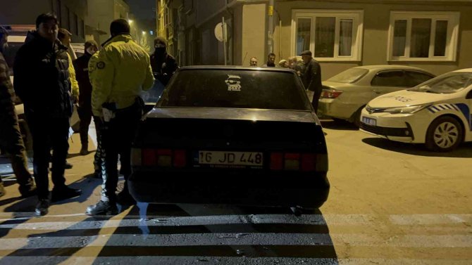 Aracıyla Bina Duvarına Ve Park Halindeki Otomobile Çarpan Sürücü Firar Etti