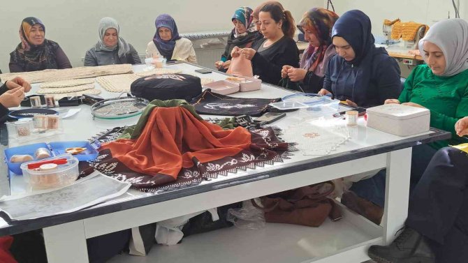 Adilcevazlı Kadınlar Adem Kurslarıyla Hem Sanat Hem De Meslek Öğreniyor