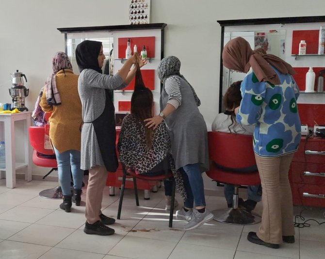 Adilcevazlı Kadınlar Adem Kurslarıyla Hem Sanat Hem De Meslek Öğreniyor