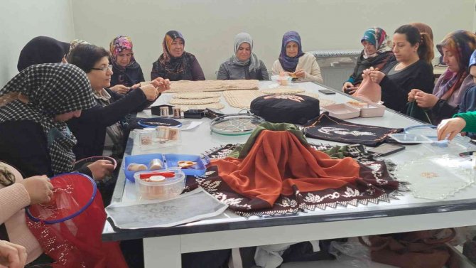 Adilcevazlı Kadınlar Adem Kurslarıyla Hem Sanat Hem De Meslek Öğreniyor