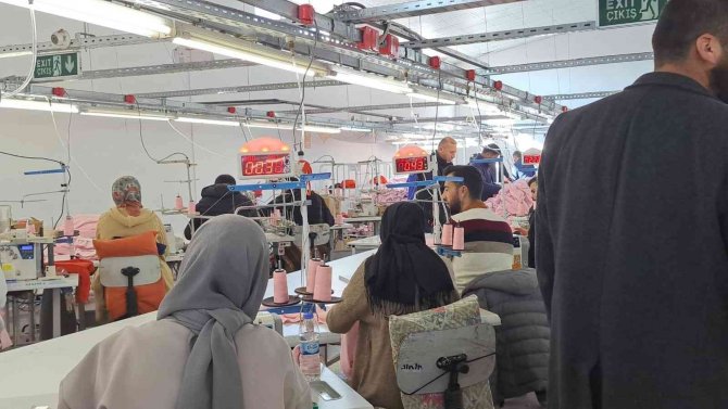 Tekstil Fabrikası Gençlere Ekmek Kapısı Oldu