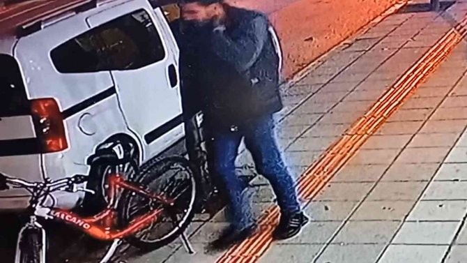 Bisiklet Hırsızı Kameraya Yakalandı