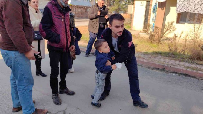 Evinde Bıçaklı Hırsızı Gören Kadın Çocuğu İle Balkondan Atladı
