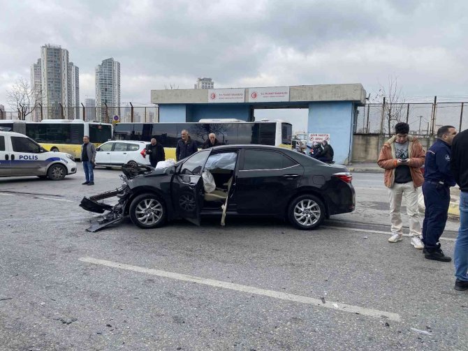 Ataşehir’de Kırmızı Işıkta Geçen Sürücü Kazaya Sebep Oldu: 1 Yaralı