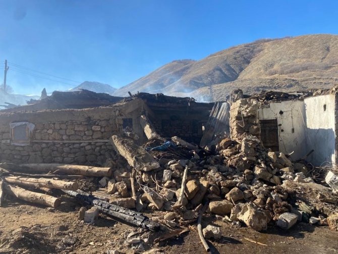 Chp Heyeti, Oğuzlar Mezrasında Evleri Yanan Vatandaşlara Geçmiş Olsun Da Bulundu