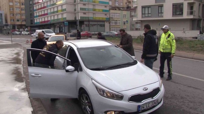 Maltepe’de Okul Önlerinde Polisten Sıkı Denetim