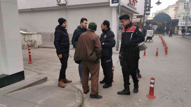 ’Dolandırıcılardan Kurtaracağız’ Deyip Yaşlı Adamı Dolandırdılar