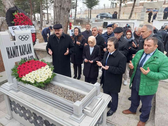 Efsane Güreşçi Hamit Kaplan, Mezarı Başında Dualarla Anıldı