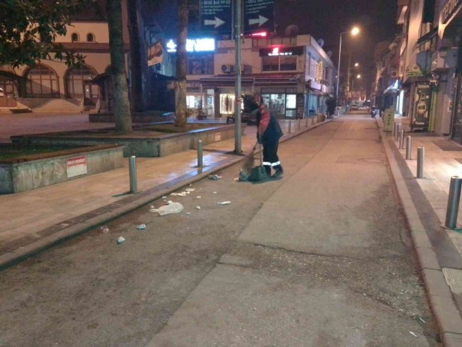 Soğuk Havaya Rağmen Şehri Yeni Güne Hazırlıyorlar